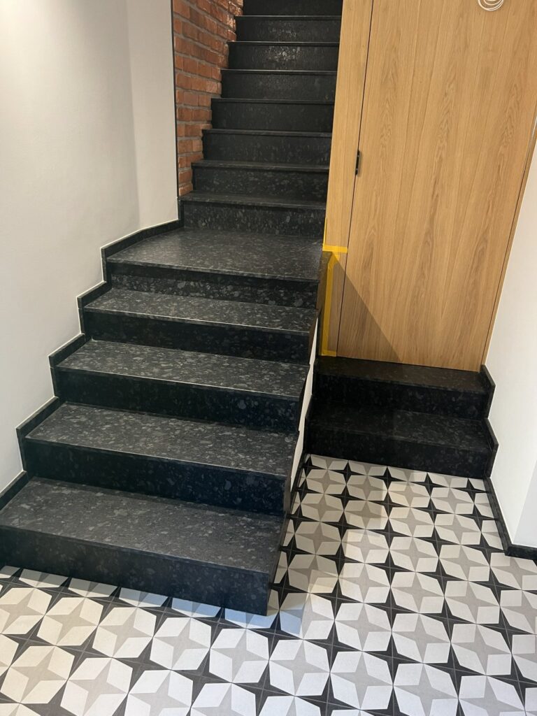 Wewnętrzne schody z granitu Steel Grey