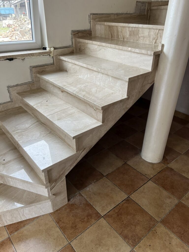 Schody wewnętrzne z marmuru Breccia Sarda