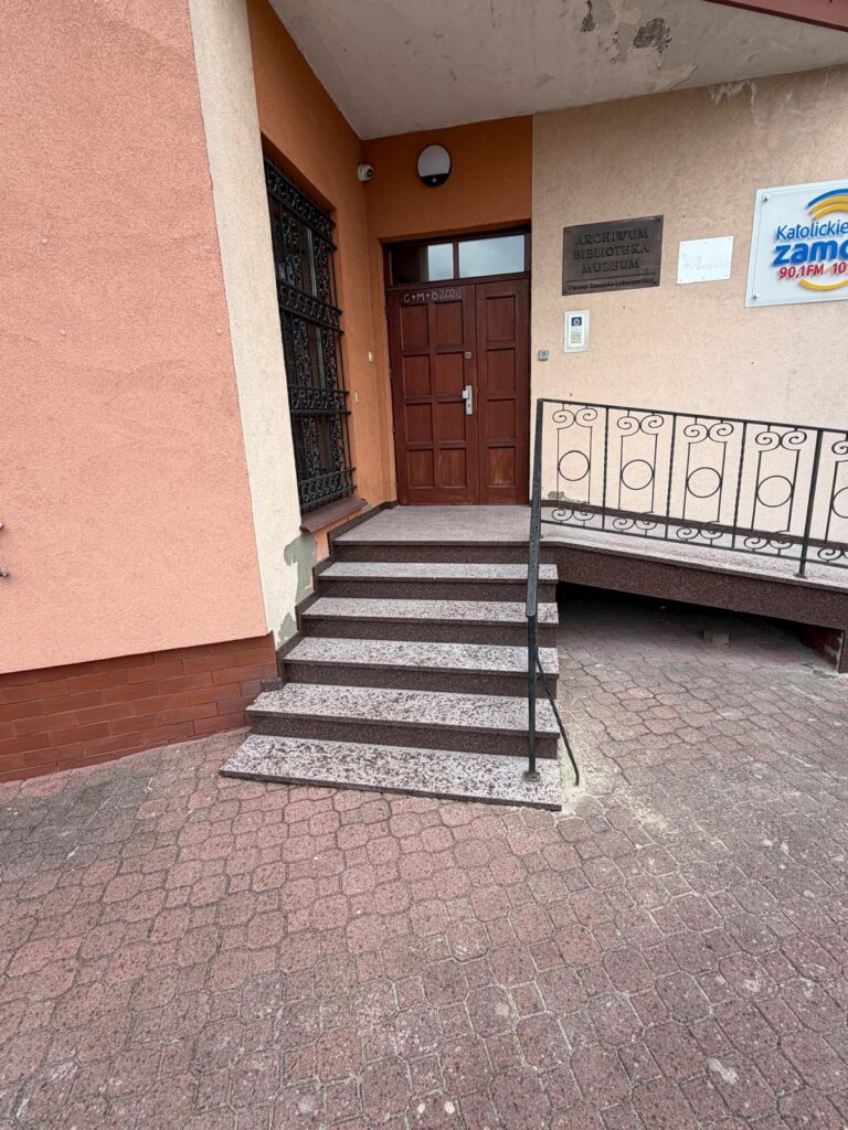 Schody wejściowe z granitu tokowskiego