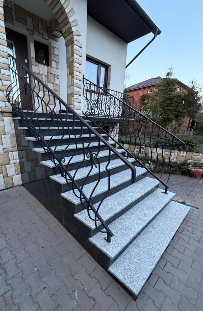 Zewnętrzne schody z jasnymi stopniami i ciemnymi podstopnicami