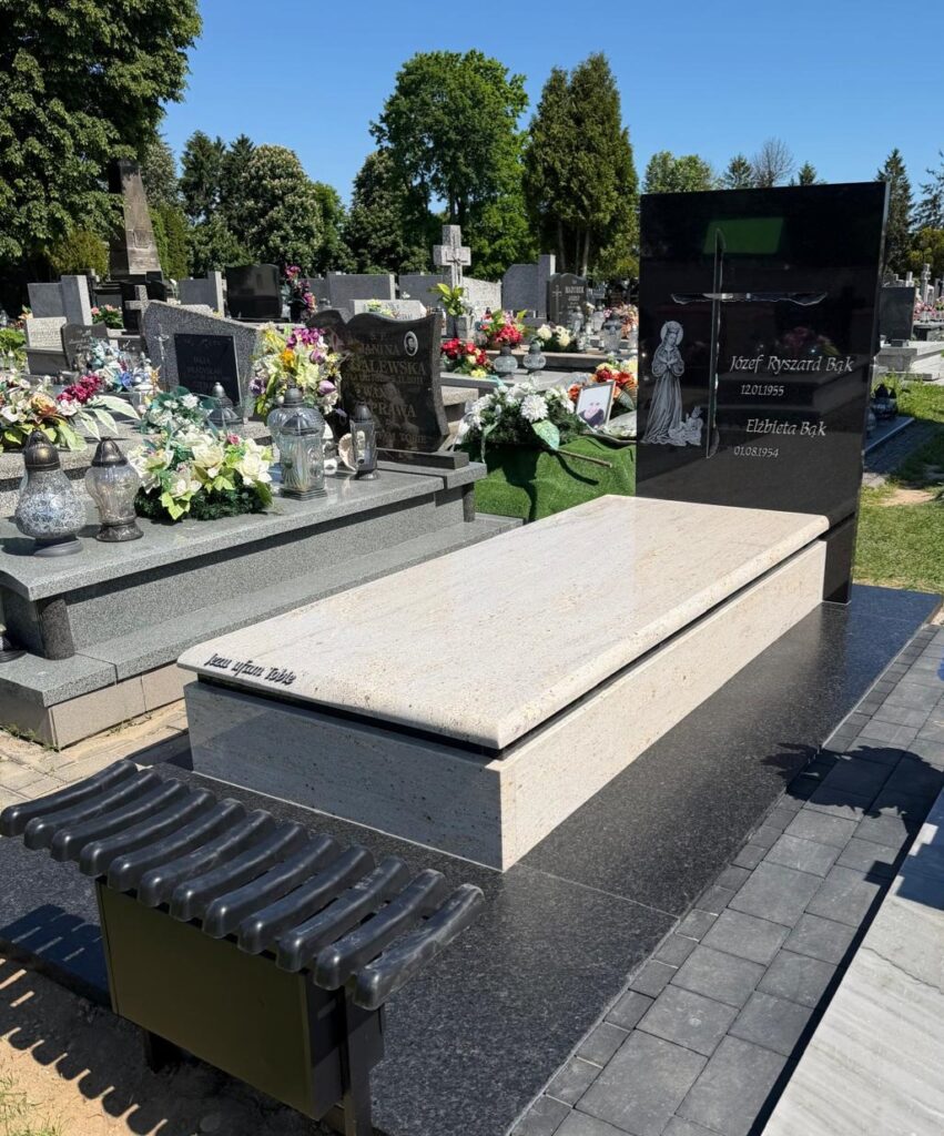 Nagrobek z jasną płytą i ciemną tablicą z grawerunkiem
